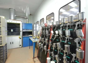 認証工場内の塗料室内部、塗料専用スタンド