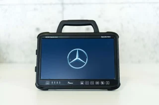 卓上に並ぶ整備用輸入車メーカー純正診断機、ドイツ製メルセデスベンツ車両対応機