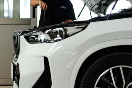 認証工場内で白い車両を制作業中